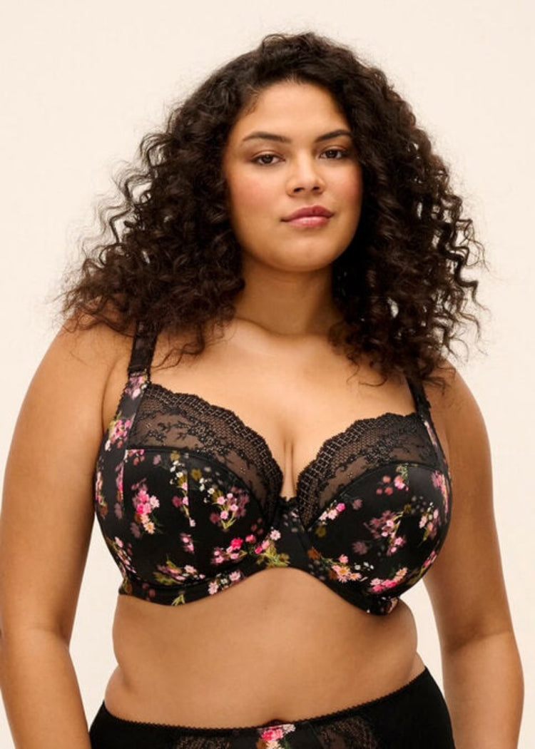 Model in Lucie Plunge Stretch BH Fleur Voorzijde