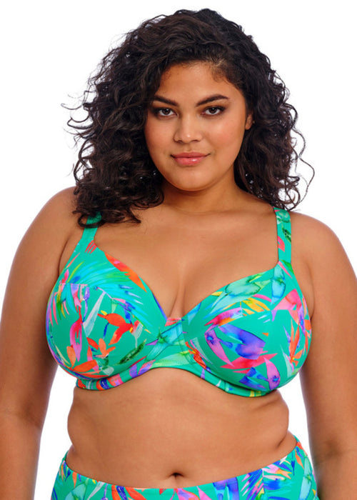 Model in Toyama Tides Plunge Bikini Top Jade Voorzijde