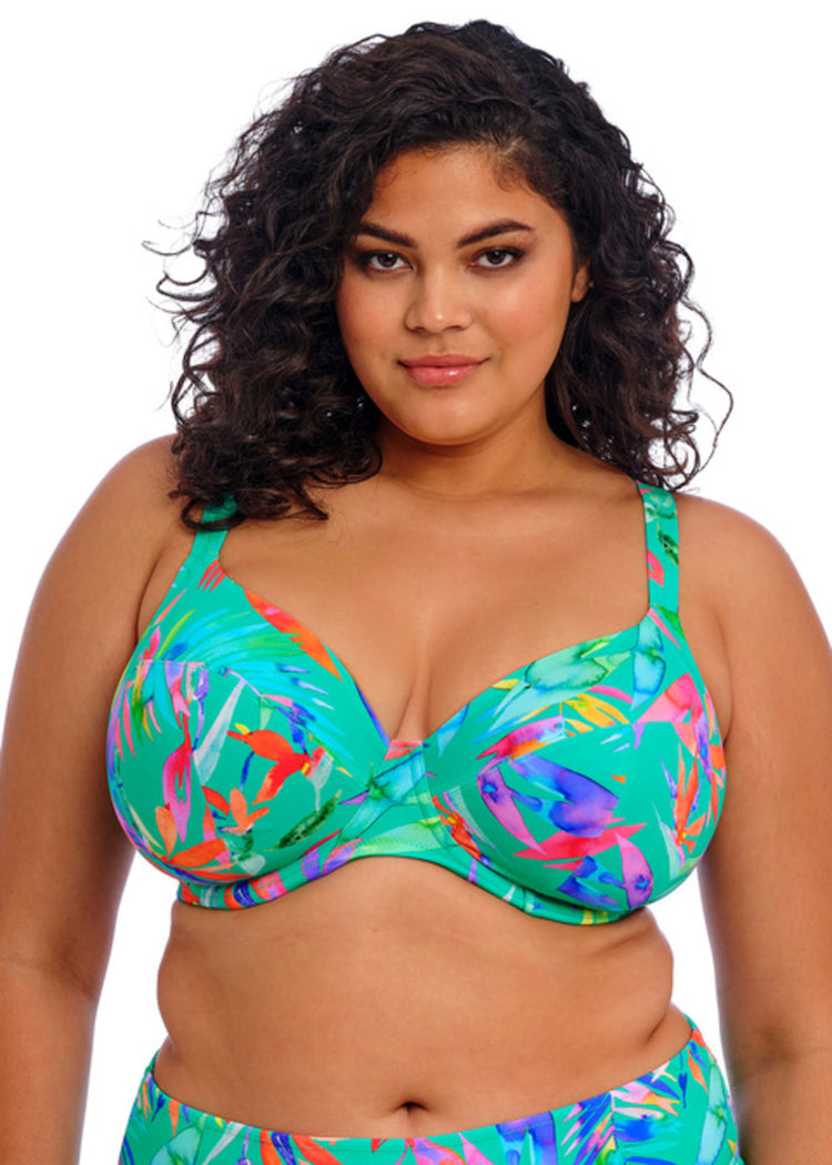 Model in Toyama Tides Plunge Bikini Top Jade Voorzijde