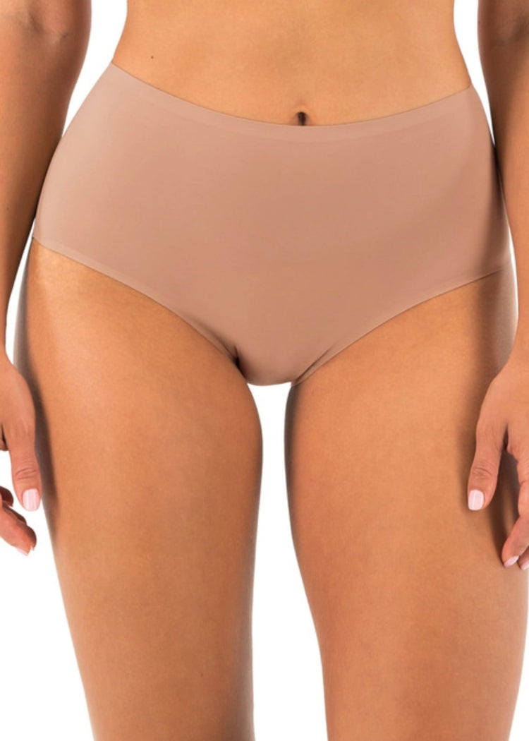 Model in Smoothease High Waisted Broekje Cafe Au Lait Voorzijde