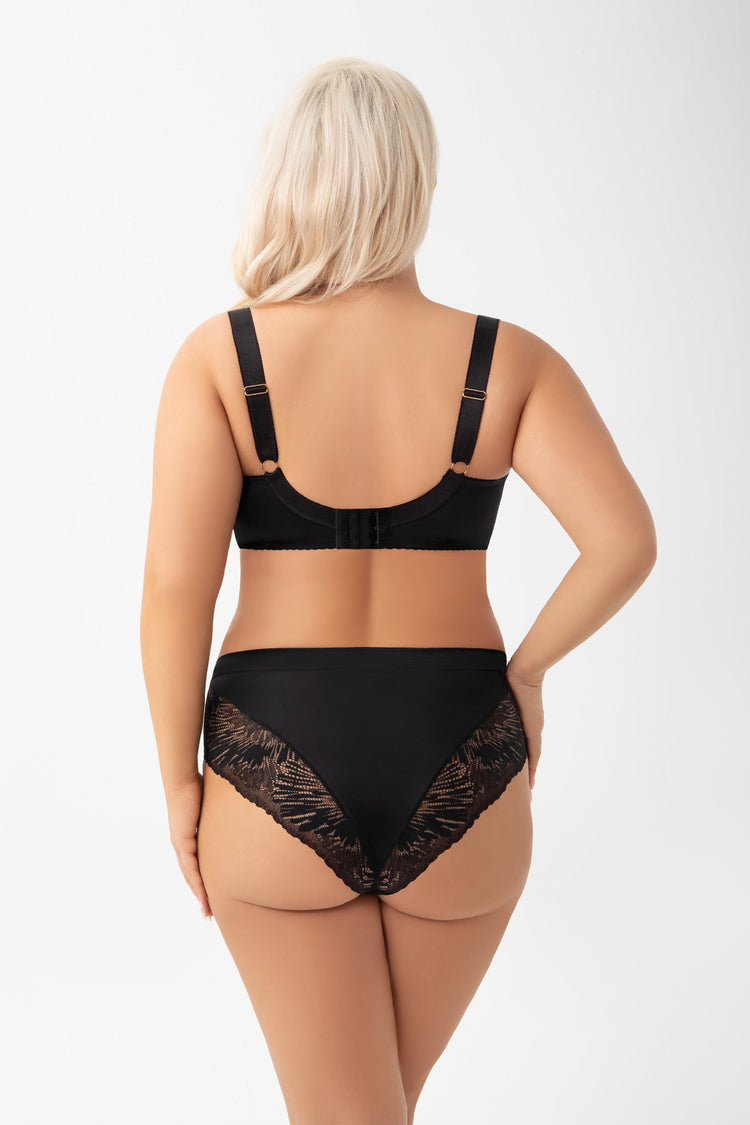 Model in Mila Balconette BH Zwart achterzijde