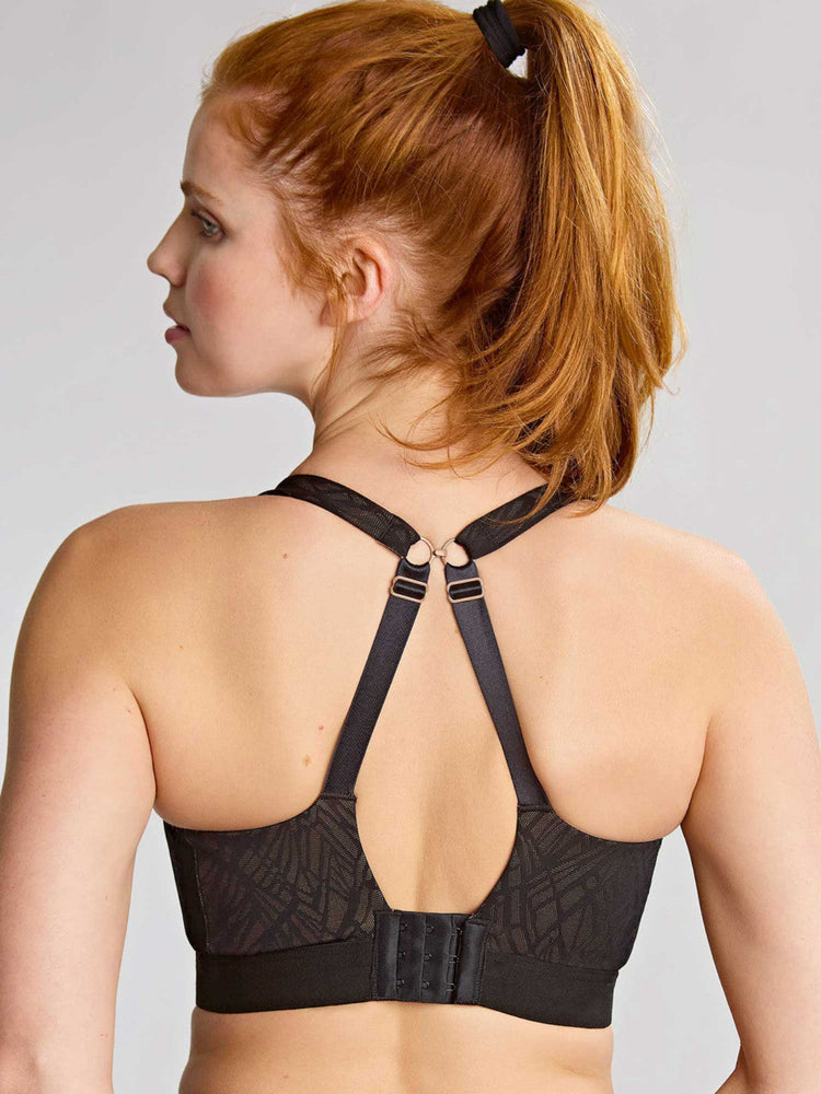 Model in Endurance Non Padded Sport BH Black/Latte voorzijde