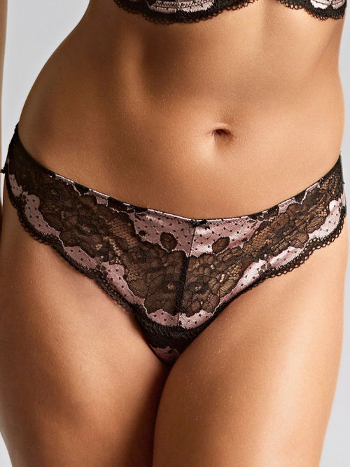 Model in Clara String Black/Pink voorzijde
