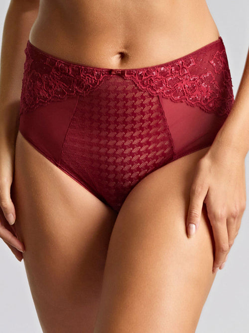 Model in Envy Mid Rise Broekje Sparkling Cherry voorzijde
