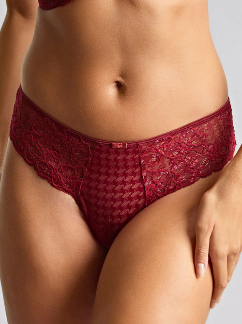 Model in Envy String Sparkling Cherry voorzijde