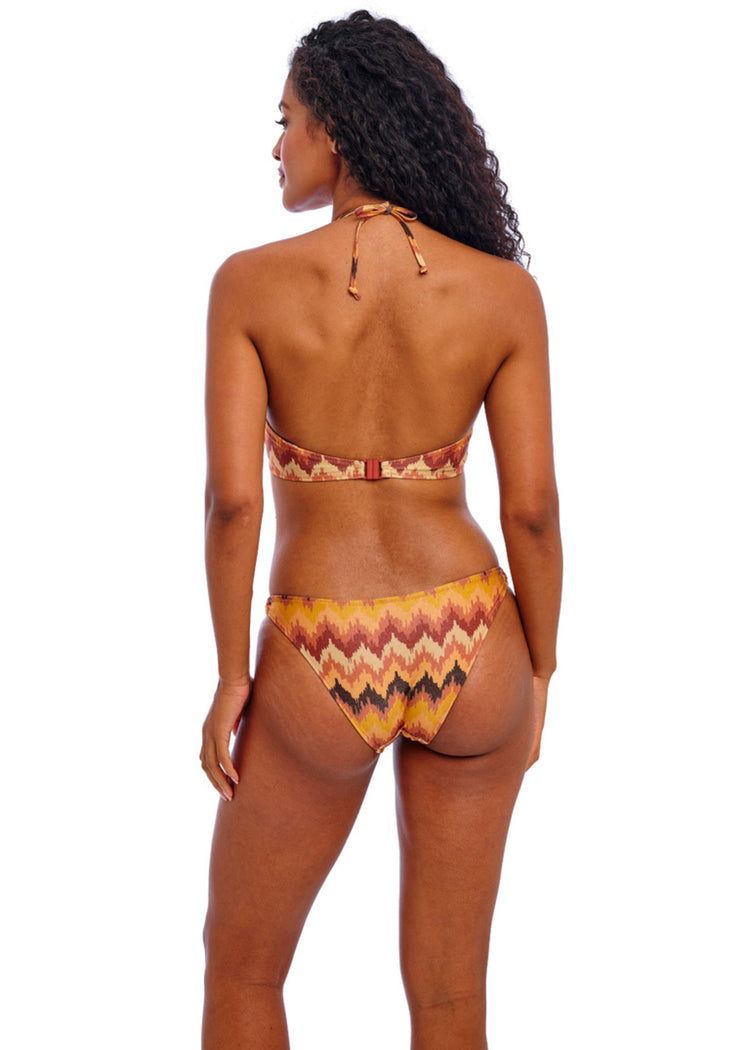 Model in Arizona Wave Halter Bikini Top Horizon Achterzijde
