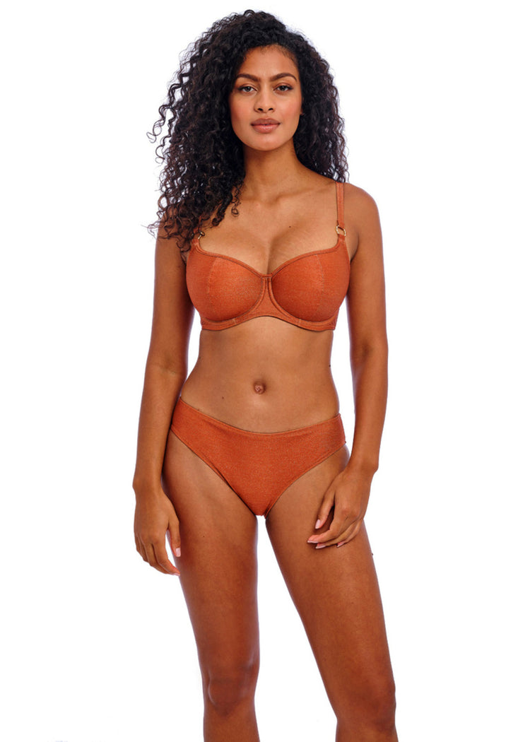 Model in Arizona Wave Bikini Broekje Golden Hour Voorzijde