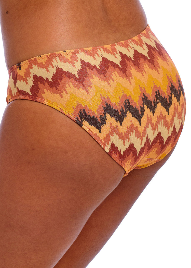 Model in Arizona Wave Bikini Broekje Horizon Achterzijde