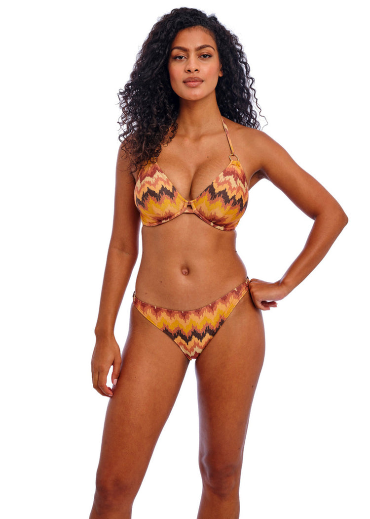 Model in Arizona Wave Italini Bikini Broekje Horizon Voorzijde