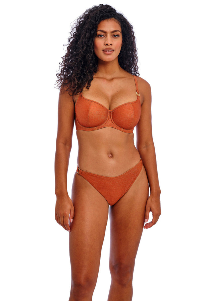 Model in Arizona Wave High Leg Bikini Broekje Golden Hour Voorzijde