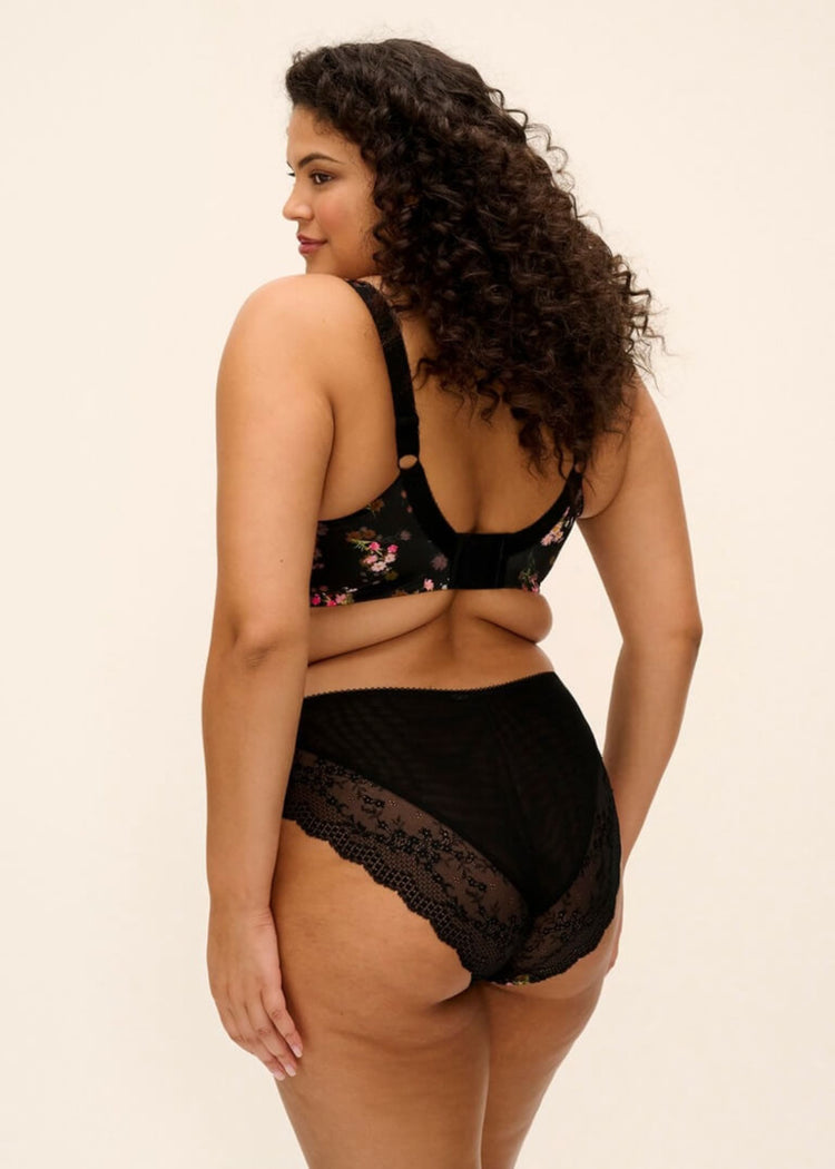 Model in Lucie High Leg Broekje Fleur Achterzijde