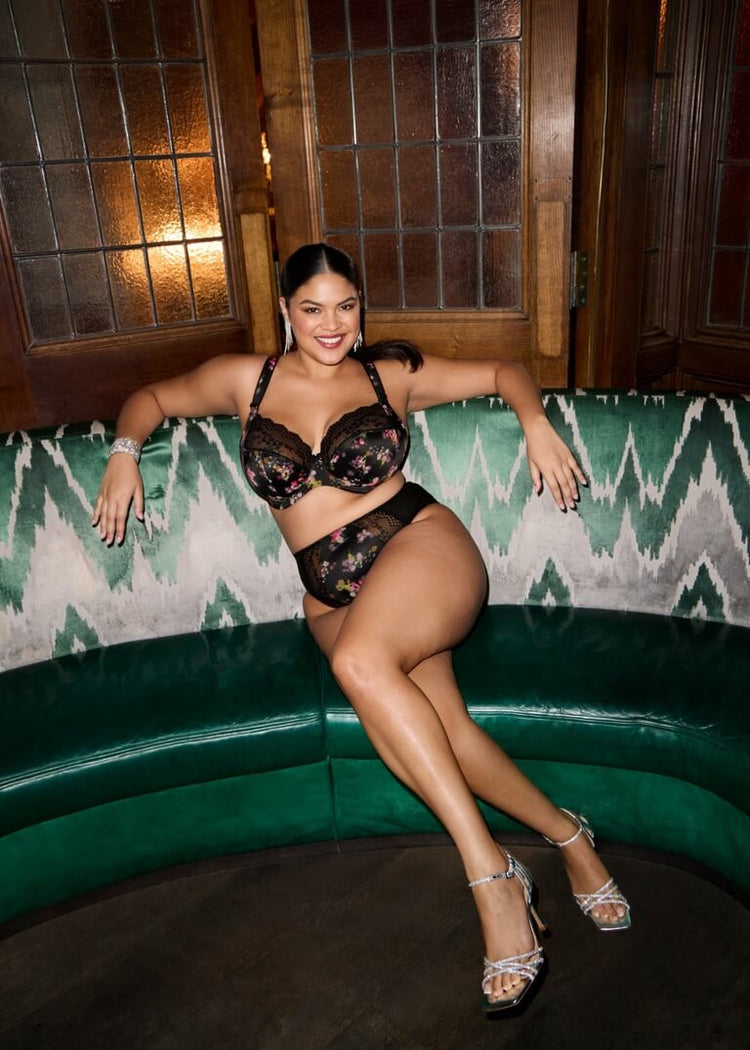Model in Lucie Plunge Stretch BH Fleur Voorzijde