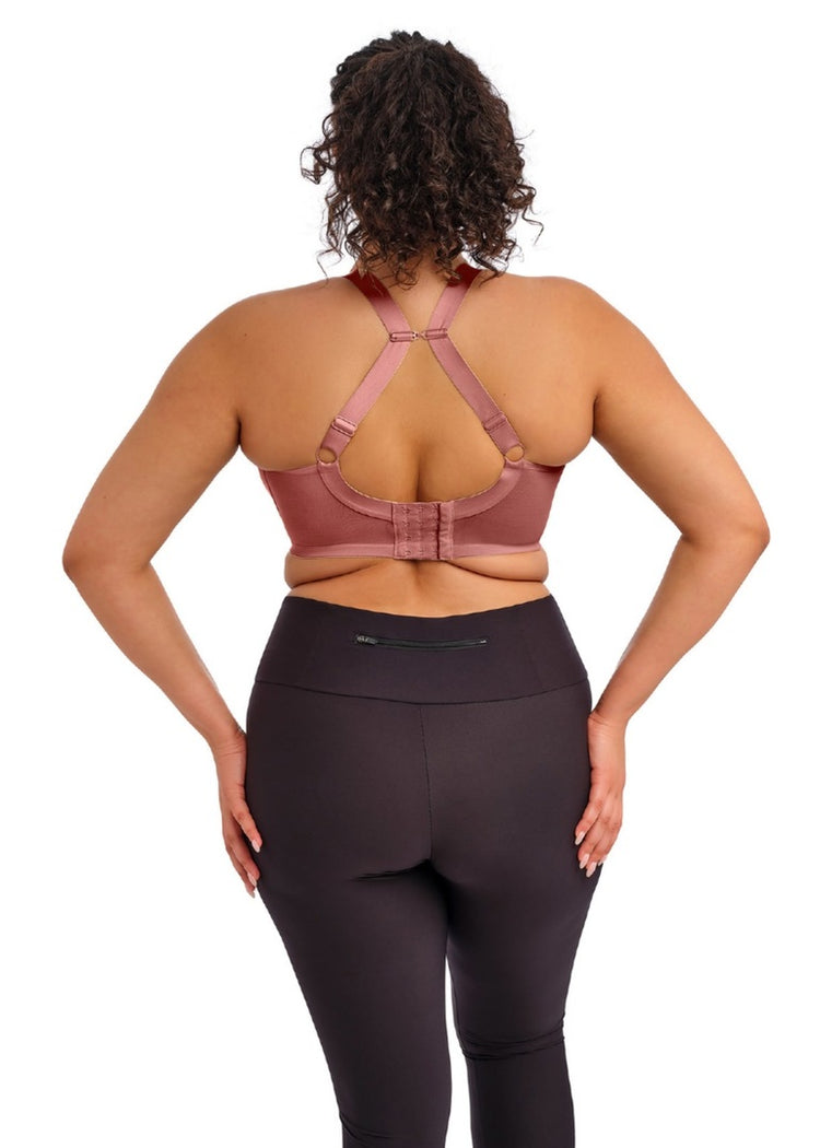 Model in Energise Sport BH Rosewood Achterzijde