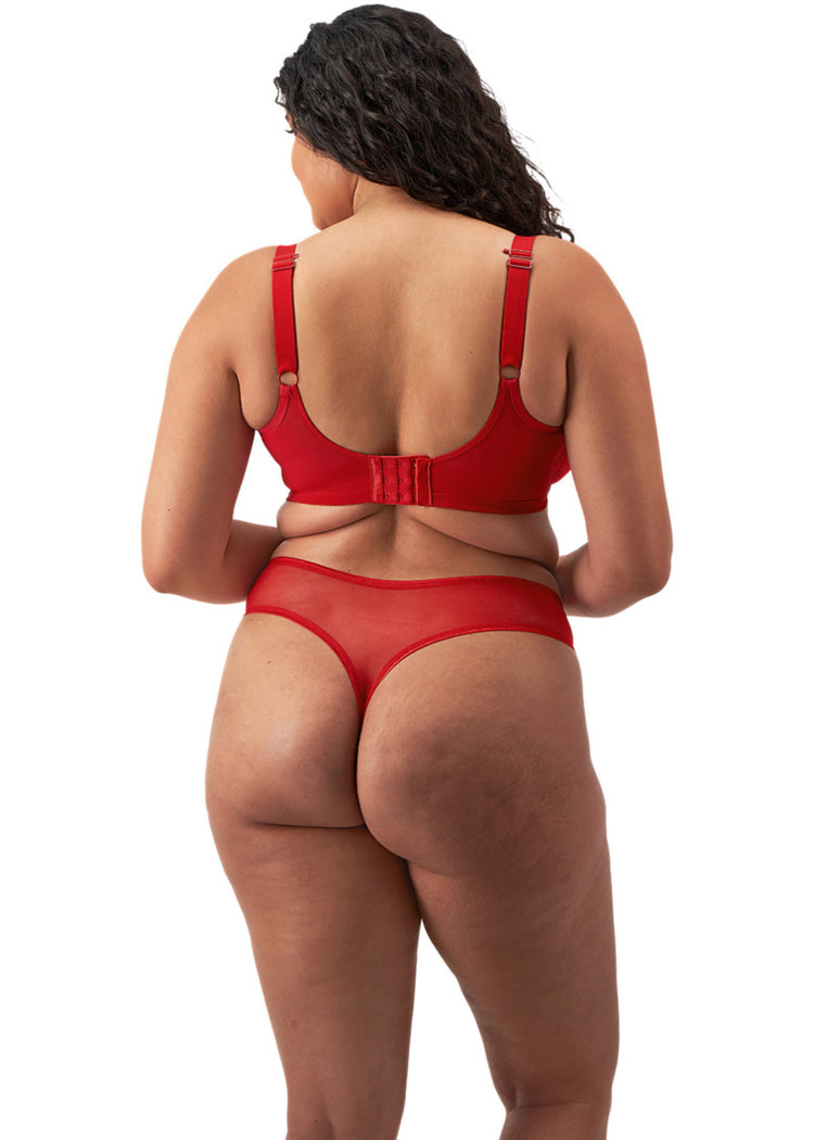 Model in Matilda String Haute Red Achterzijde