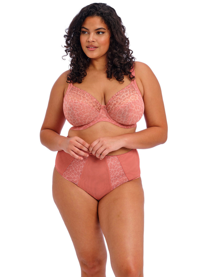 Model in Matilda Full Cup BH Rose Leo Voorzijde