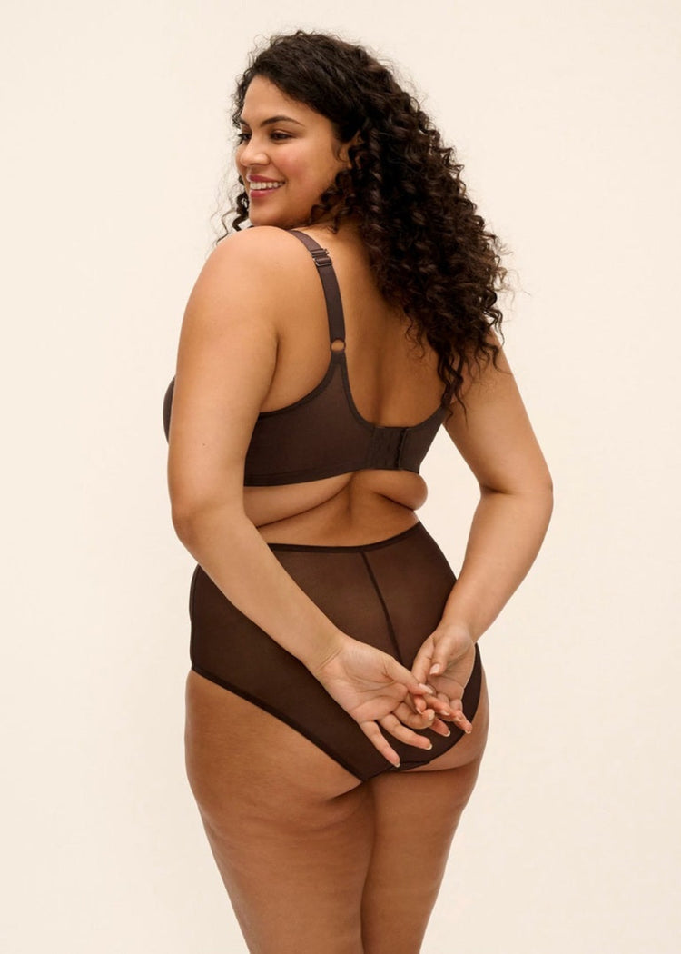 Model in Matilda High waisted Broekje Gold Rush Achterzijde