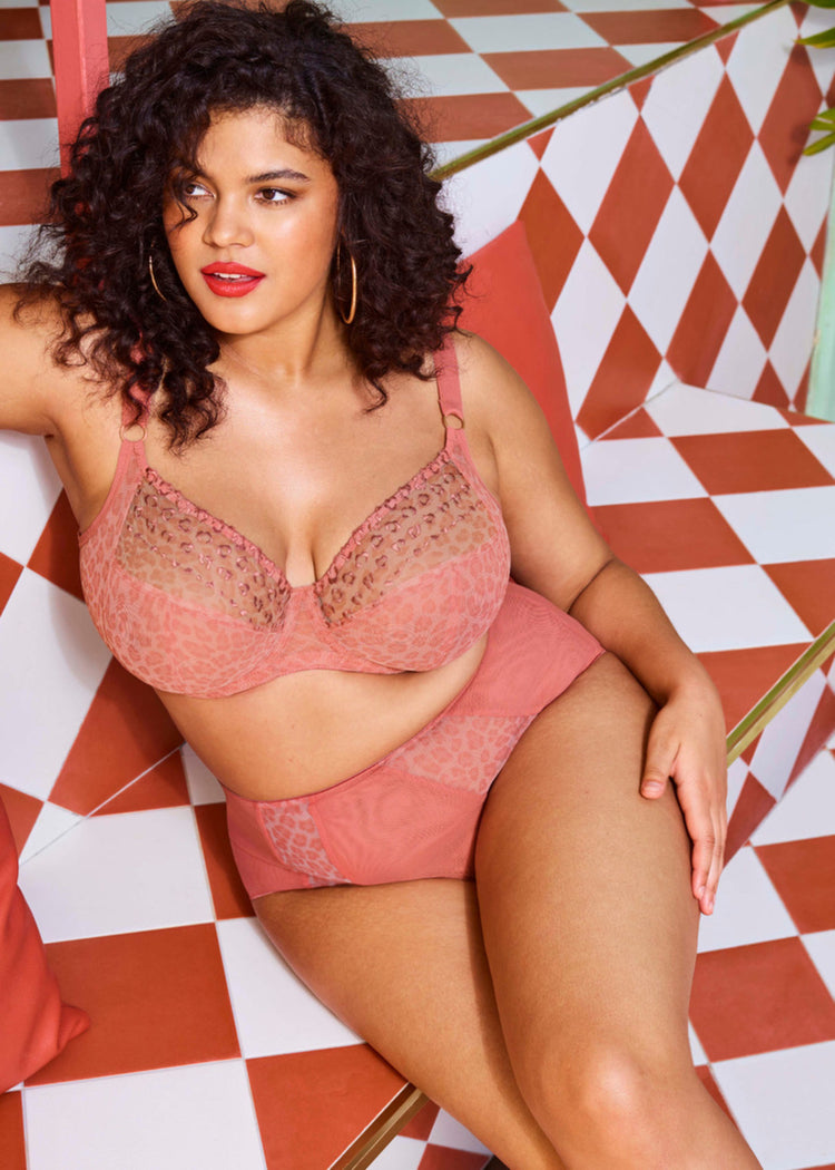 Model in Matilda High Waisted Broekje Rose Leo Voorzijde