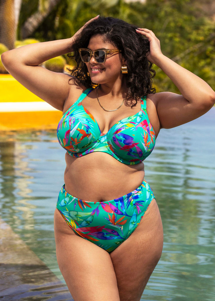 Lifestyle model in Toyama Tides Plunge Bikini Top Jade Voorzijde