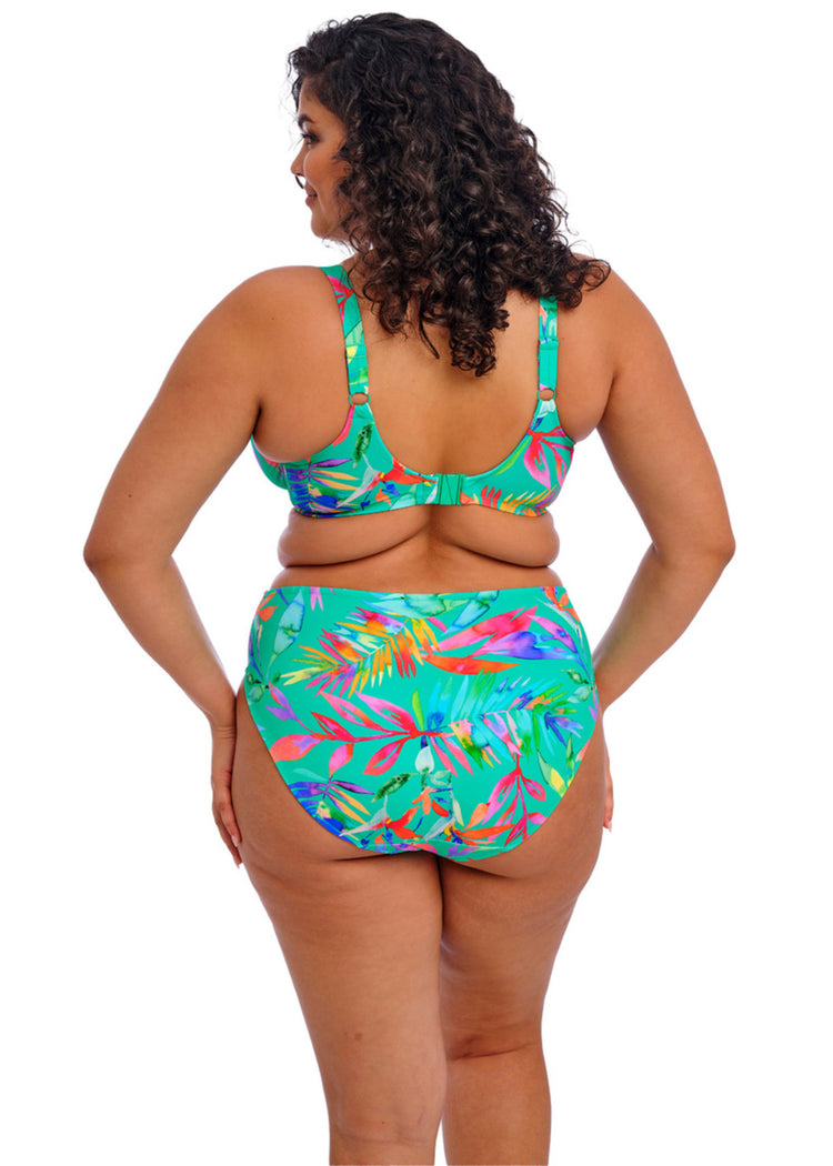 Model in Toyama Tides Plunge Bikini Top Jade Achterzijde