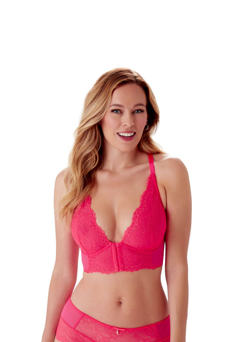 Model in Gossard Superboost Lace Bralette, Diva Pink, vooraanzicht