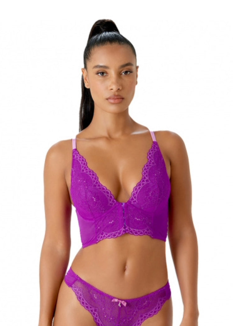 Model in Superboost Lace Bralette Orchid Voorzijde
