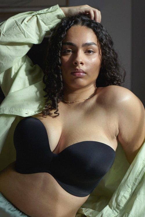 Model in Ultimate Strapless BH Zwart lifestyle