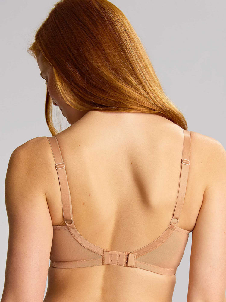 Model in Ana Plunge BH Honey achterzijde
