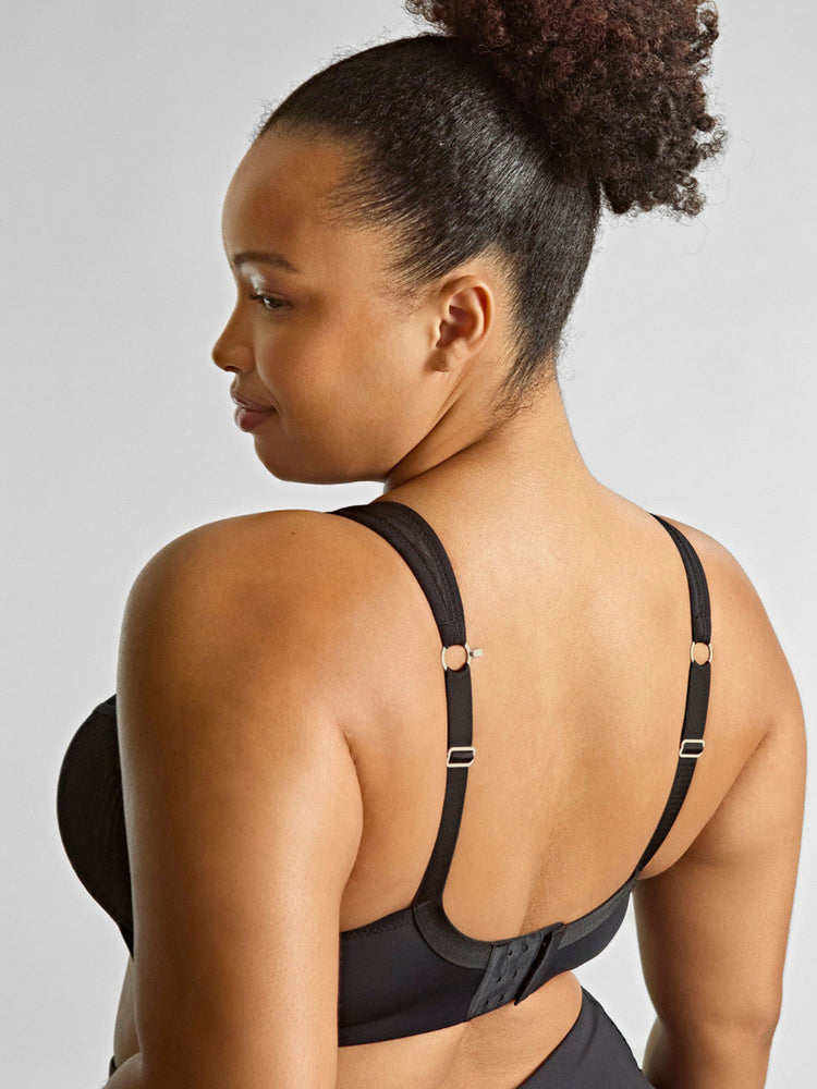Model in Activate Sport BH Black/Chalk achterzijde