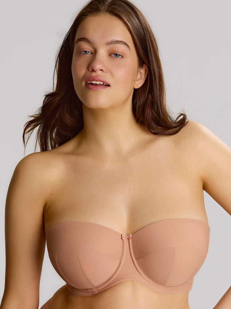 Model in Dana Strapless BH Hazel voorzijde
