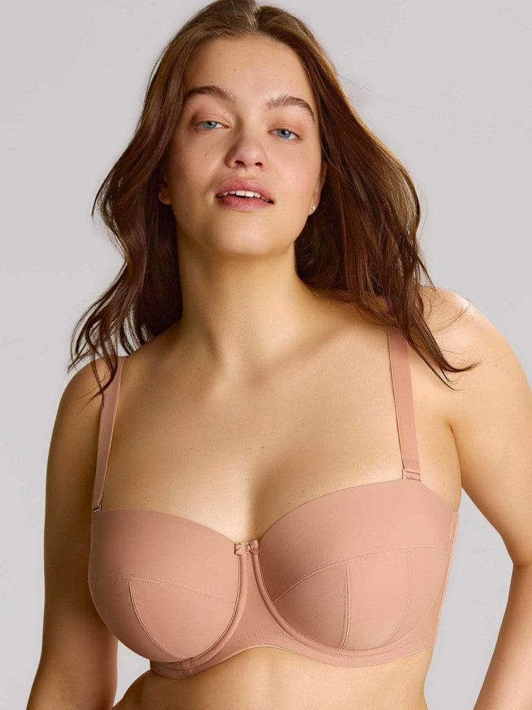 Model in Dana Strapless BH Hazel voorzijde straps