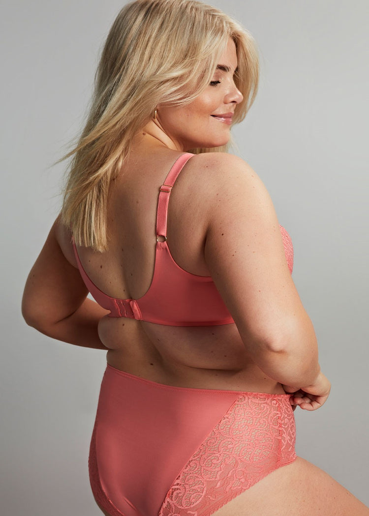 Model in Sculptresse Estel Coral Set Achterzijde