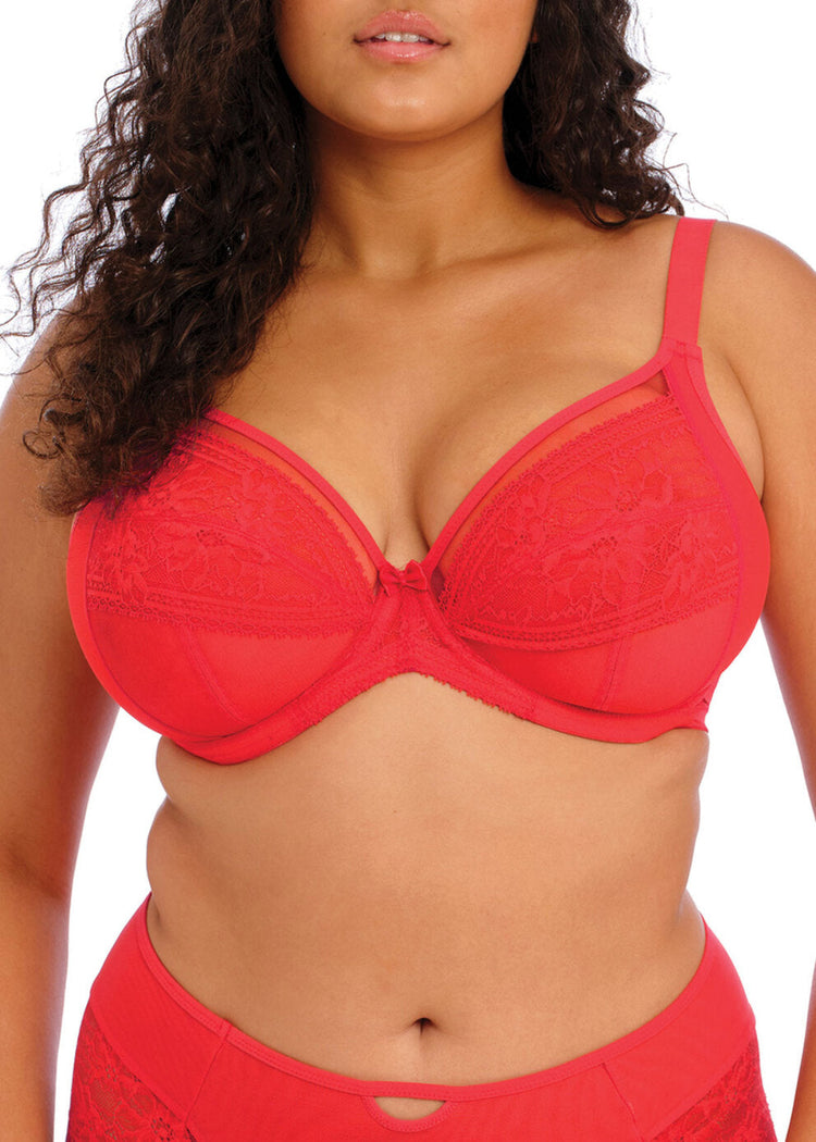 Model in Kendra Plunge BH Cherry voorzijde