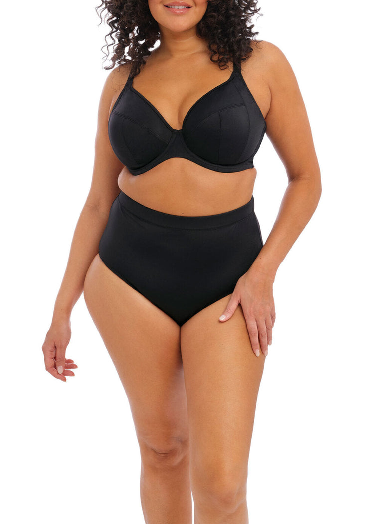 Model in Essentials Plunge Bikini Top Black set voorzijde