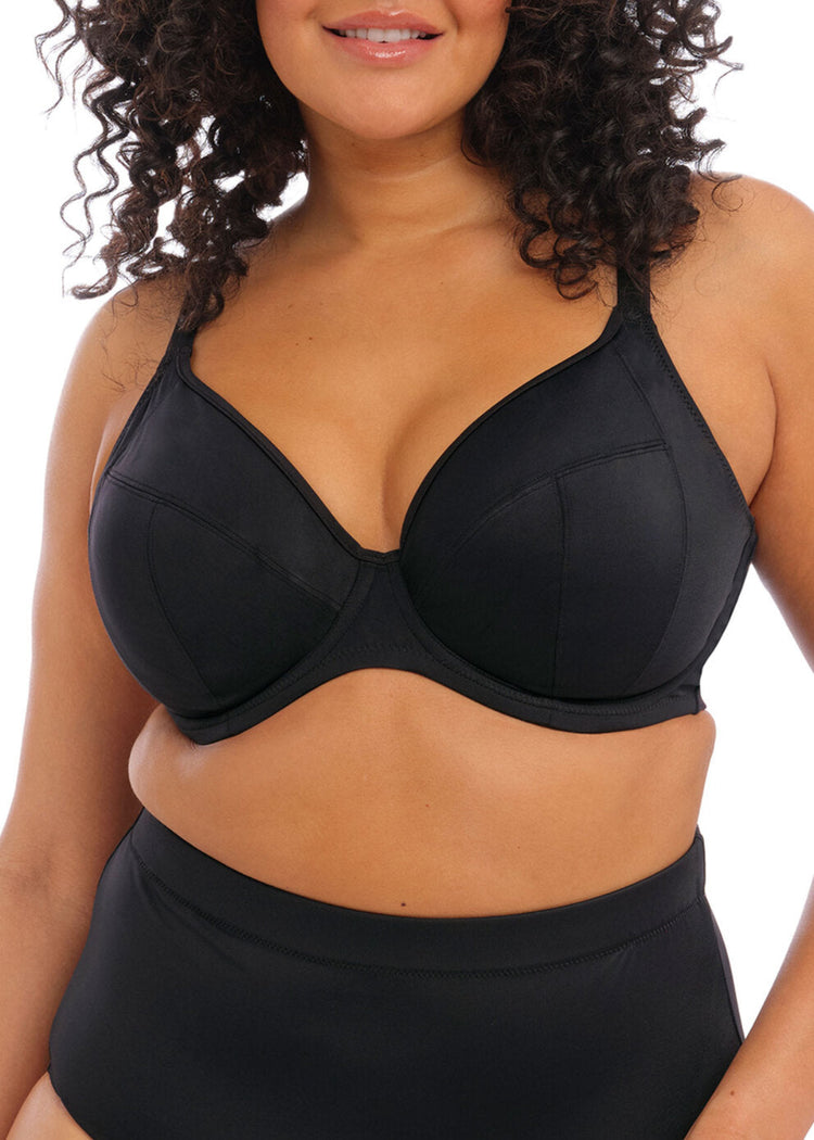 Model in Essentials Plunge Bikini Top Black voorzijde