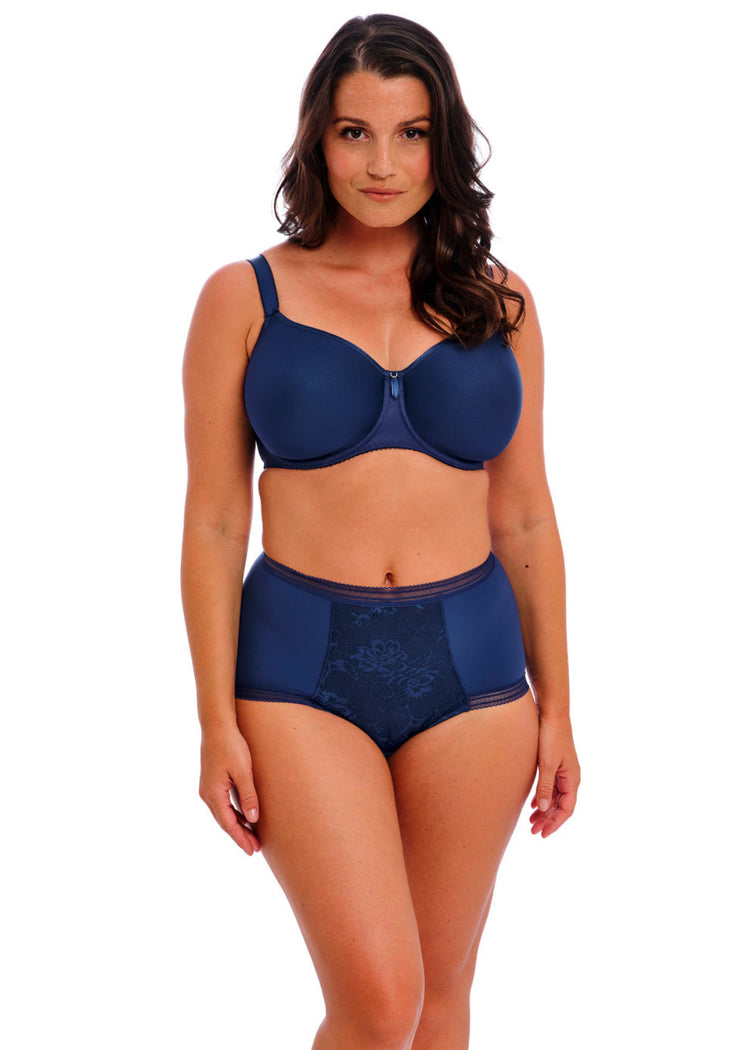 Model in Rebecca Spacer T-Shirt BH French Navy voorzijde