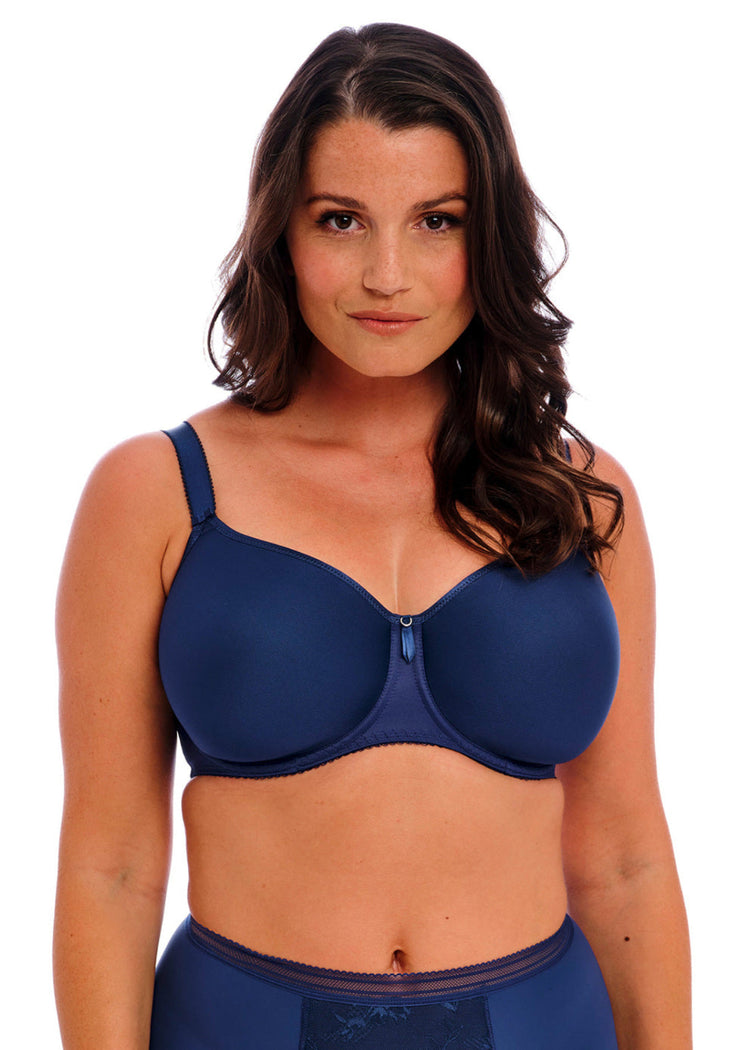 Model in Rebecca Spacer T-Shirt BH French Navy voorzijde