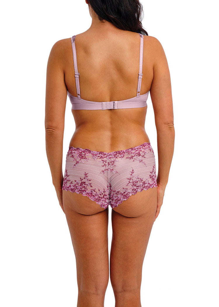 Model in Embrace Lace Beugelloze Bralette Keepsake Lilac achterzijde