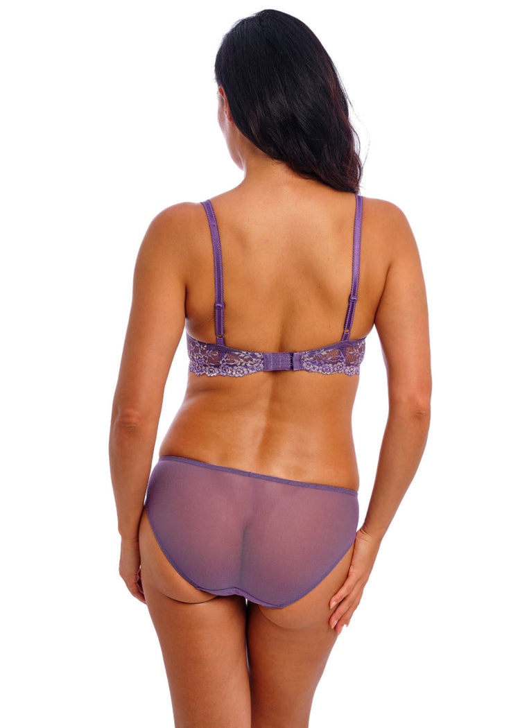 Model in Embrace Lace Contour BH Grape achterzijde