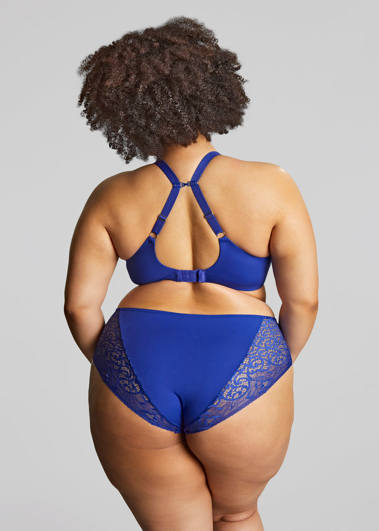 Model in Estel Plunge BH Royal Blue Achterzijde