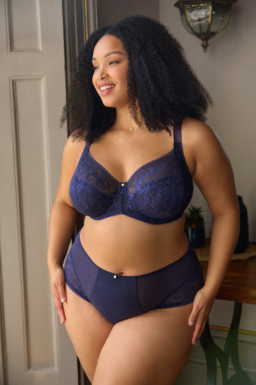 Model in Dream Full Cup BH Navy packshot