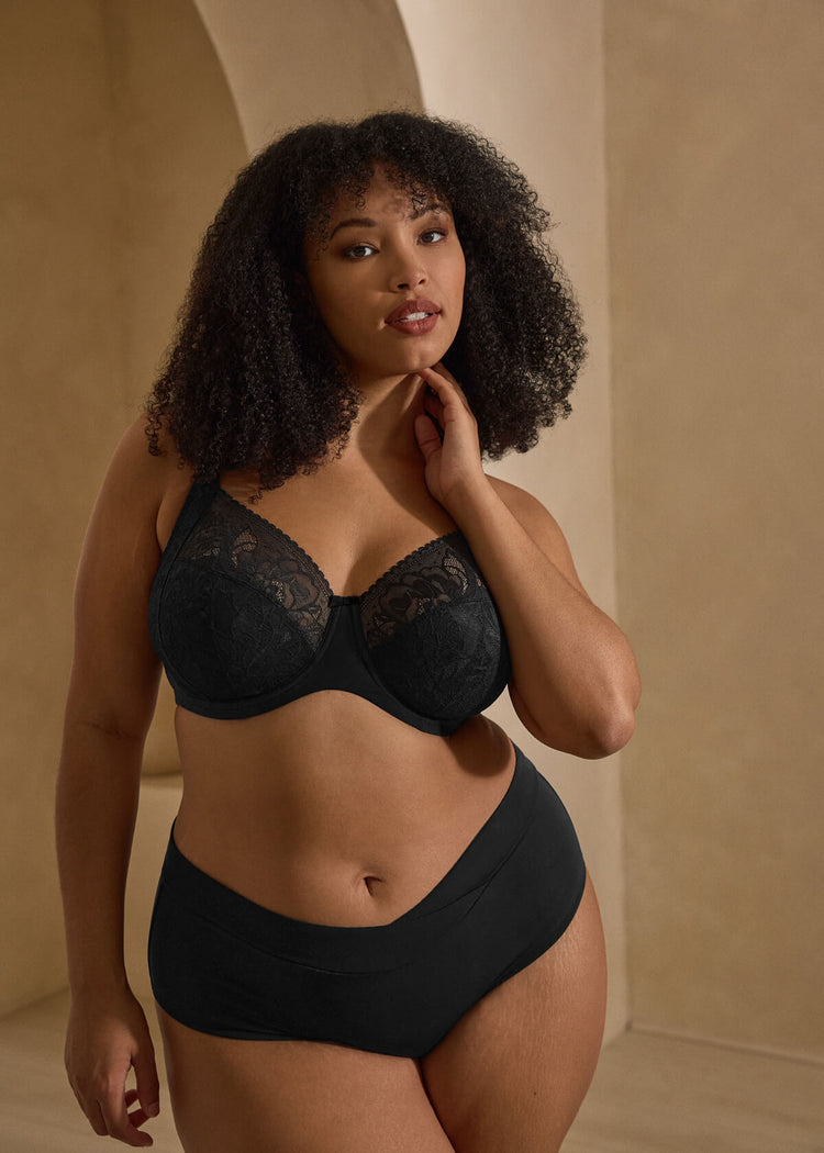 Model in Dream Comfort Full Cup BH Zwart lifestyle