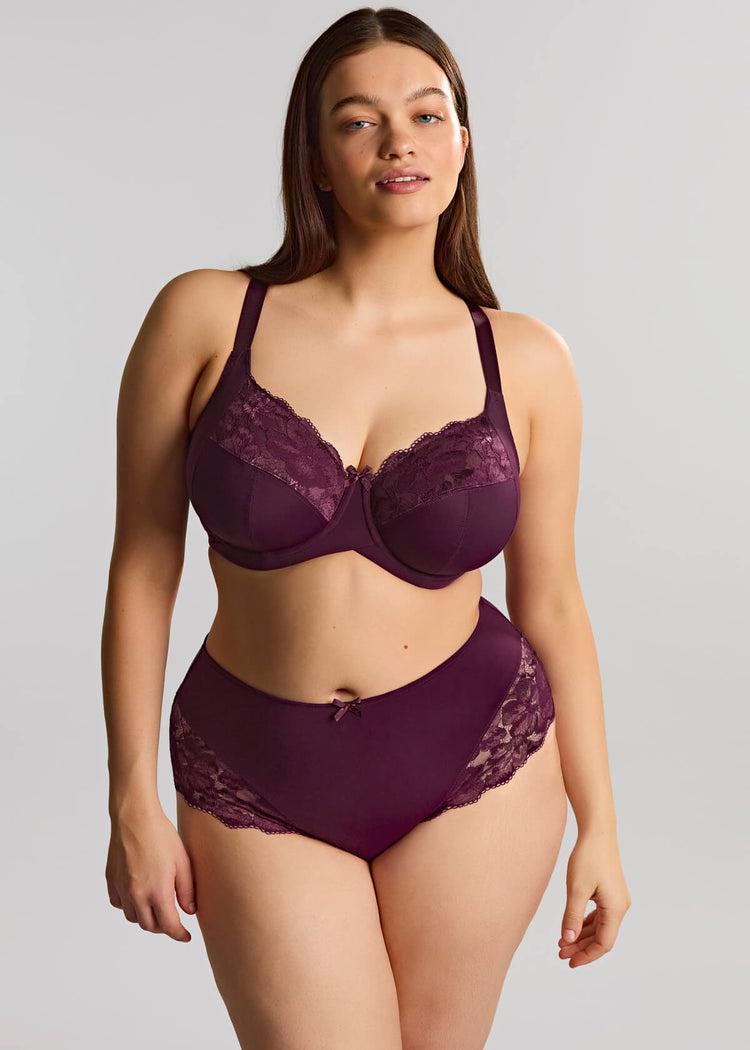 Model in Amara High Waist Broekje Plum voorzijde