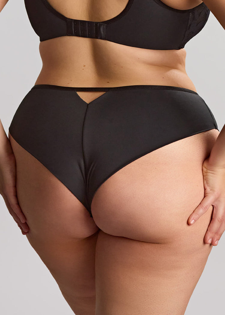 Model in Flora Brazilian Broekje Zwart achterzijde
