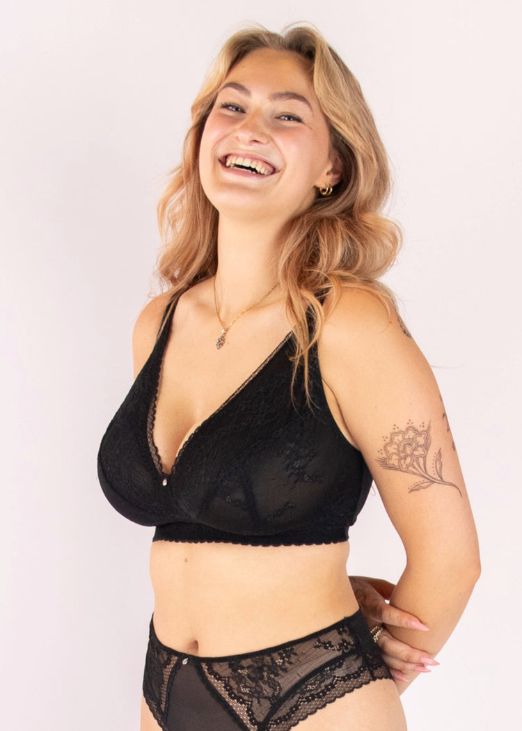 Model in Alexis Beugelloze Bralette Zwart Voorzijde