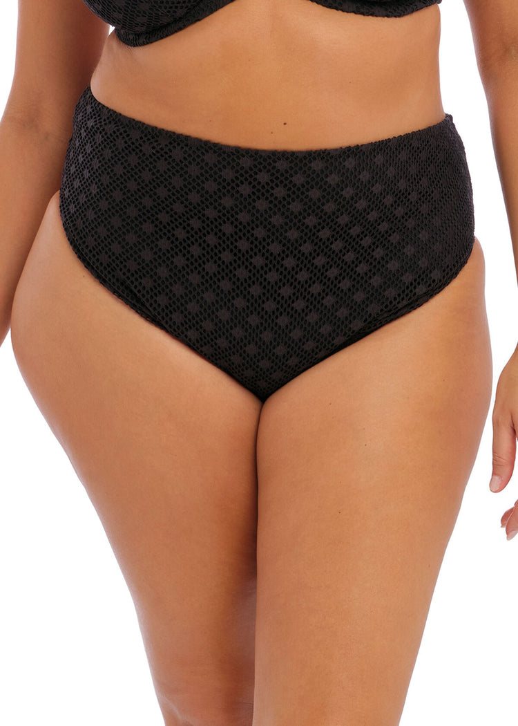 Model in Elomi Bazaruto mid rise broekje zwart voorzijde close up