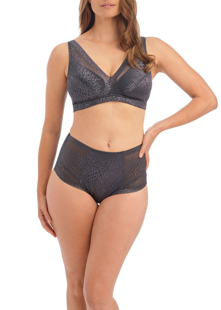 Model in Envisage Beugelloze Bralette Slate Voorzijde