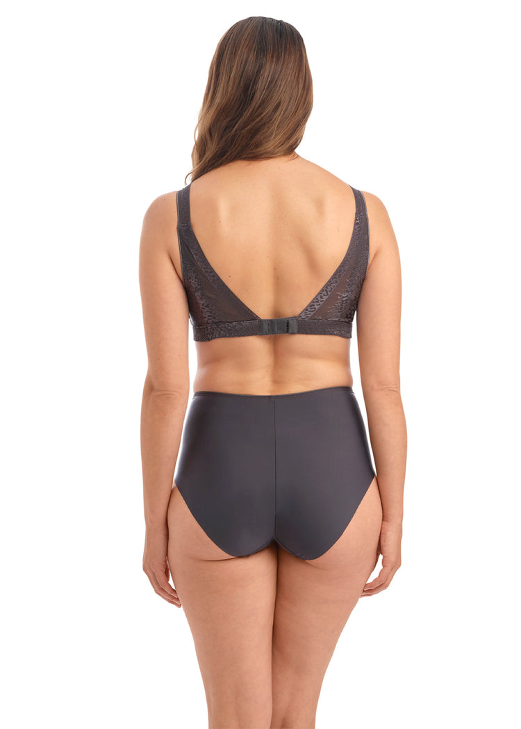 Model in Envisage Beugelloze Bralette Slate Achterzijde