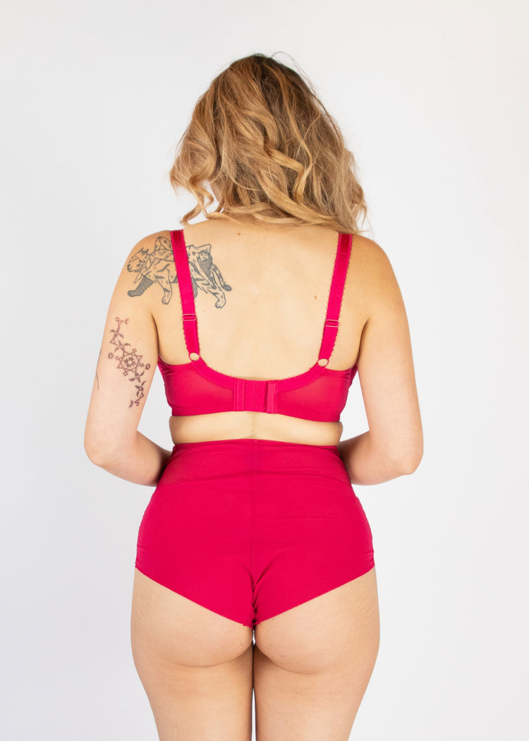 SuperBra Model in Clara High Waisted Broekje Orchid/Red Achterzijde