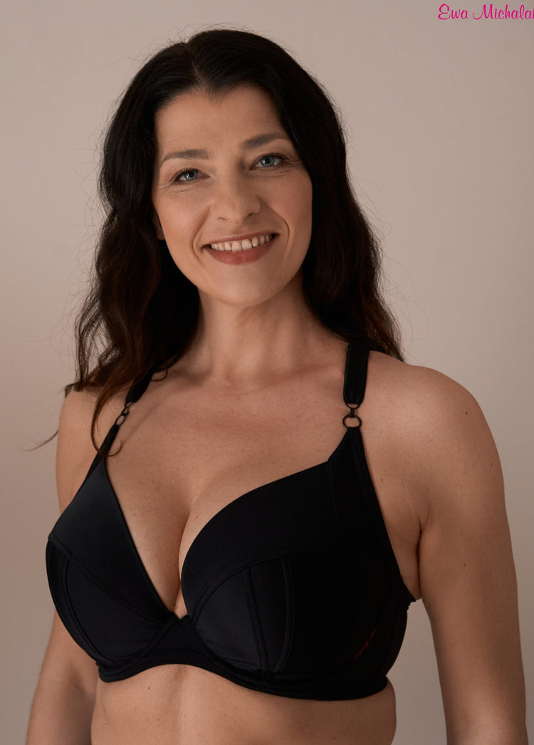 Model in Ewa Michalak PLM Bikinitop Zwart voorzijde