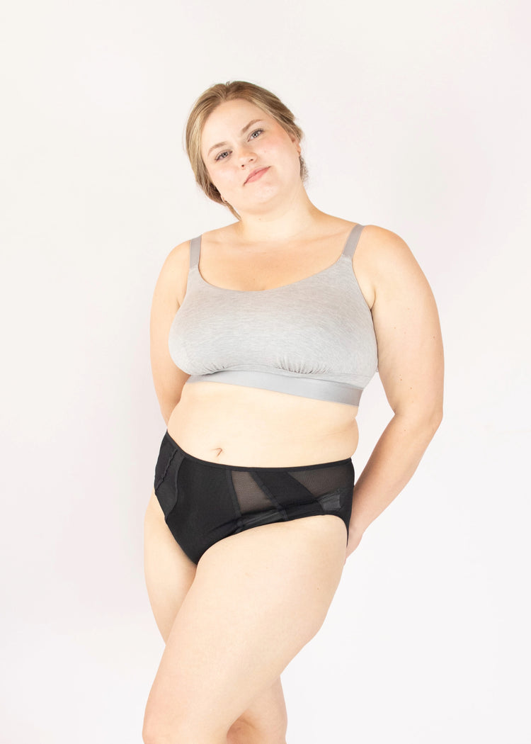 SuperBra Model in Downtime Bralette Grey Marl Voorzijde